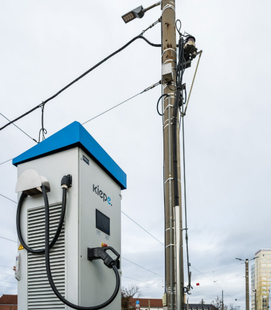 Ladestation in Erfurt, die mit Strom aus der Oberleitung versorgt wird.