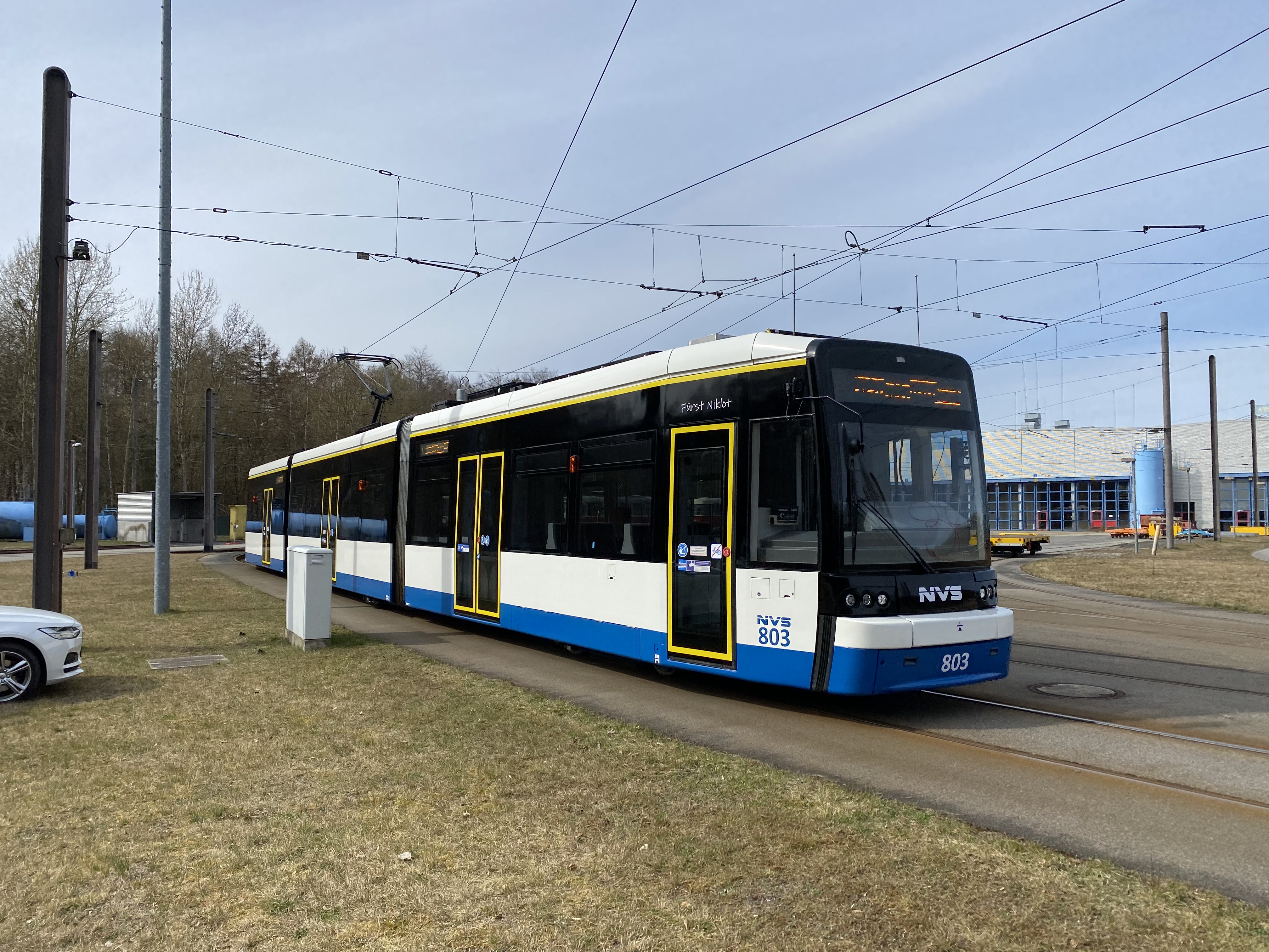 Das Bild zeigt die Straßenbahn von Schwerin als Beispiel für eine erfolgreiche Modernisierung von KIEPE.